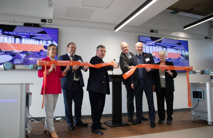 SIr Robert Buckland helping to cut the ribbon and open our brand new state-of-the-art £21 million Government funded Swindon and Wiltshire Institute of Technology at New College Swindon’s North Star Complex.