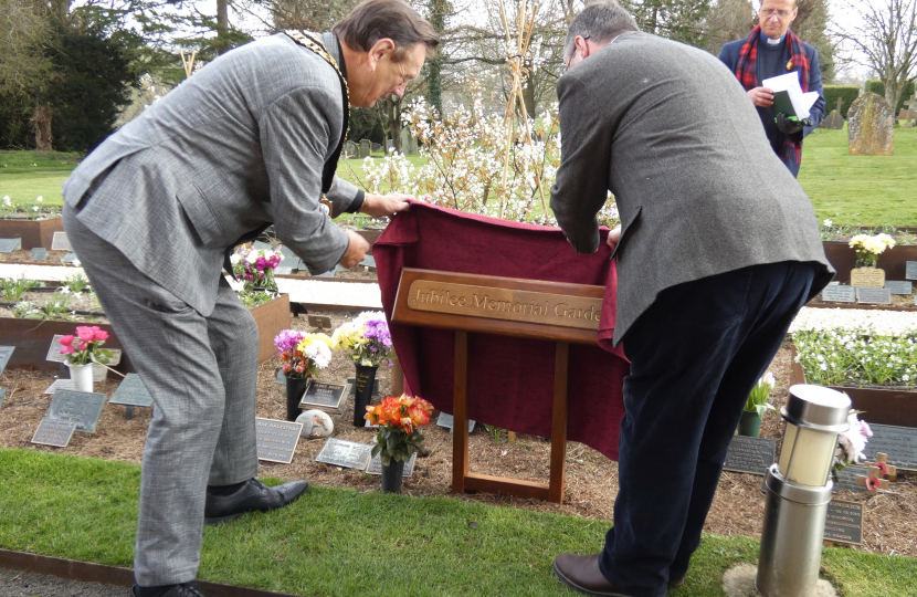 Robert Buckland MP unveiling the new Jubilee Memorial Garden plaque with the Mayor