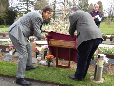 Robert Buckland MP unveiling the new Jubilee Memorial Garden plaque with the Mayor